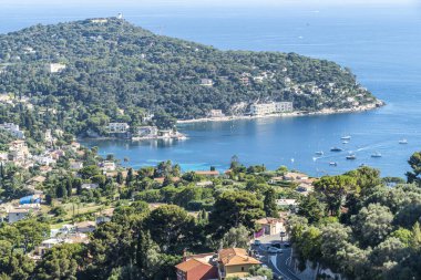 Mavi denizi ve güzel plajları olan Saint-Jean-Cap-Ferrat 'ın hava manzarası.