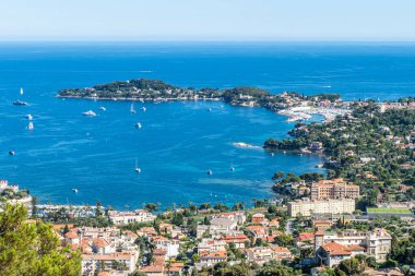 Mavi denizi ve güzel plajları olan Saint-Jean-Cap-Ferrat 'ın hava manzarası.