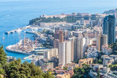 Montecarlo, Monako - 07-07-2021: Gökdelenler ve mavi denizli Monako 'nun havadan görünüşü