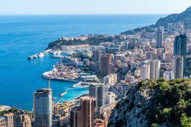 Montecarlo, Monako - 07-07-2021: Gökdelenler ve mavi denizli Monako 'nun havadan görünüşü