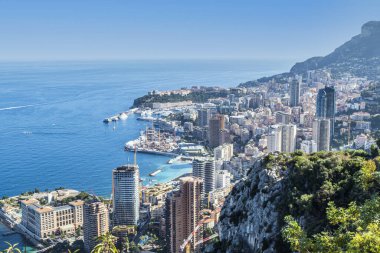 Montecarlo, Monako - 07-07-2021: Gökdelenler ve mavi denizli Monako 'nun havadan görünüşü