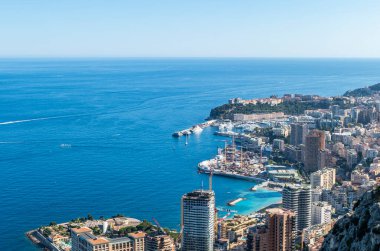 Montecarlo, Monako - 07-07-2021: Gökdelenler ve mavi denizli Monako 'nun havadan görünüşü