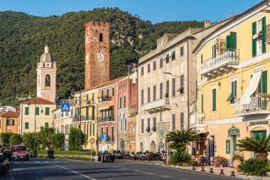 Noli, İtalya - 07-07-2021: Güzel renkli evlerle Noli 'nin gezinti alanı