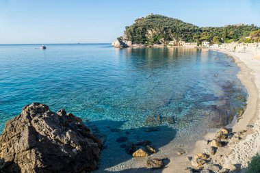 Varigotti 'de şeffaf ve turkuaz suyu olan harika bir sahil.