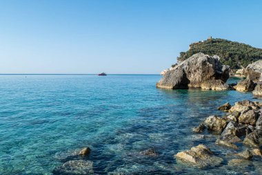 Varigotti 'deki Malpasso' nun güzel plajında trakent ve turkuaz su var.