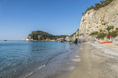 Varigotti 'deki Malpasso' nun güzel plajında trakent ve turkuaz su var.