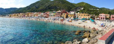 Varigotti, İtalya - 10-07-2021: Turkuaz suyu olan güzel Varigotti plajı