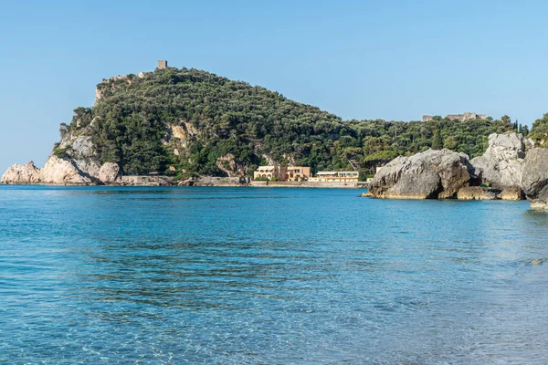 Hermosa Playa Malpasso Varigotti Con Agua Transparente Turquesa — Foto de Stock