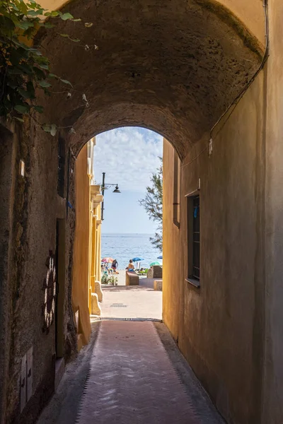 バリゴッティ イタリア 2021 バリゴッティの絵のように美しい村のアーチを持つ特徴的な通り — ストック写真