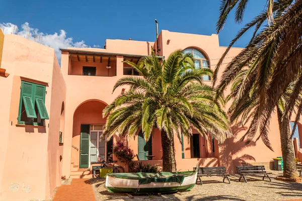 Varigotti, İtalya - 10-07-2021: Resimli Varigotti köyünün karakteristik ana meydanı