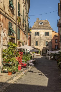 Finalborgo, İtalya - 04-07-2021: Finalborgo 'nun tarihi merkezinde karakteristik sokaklar