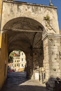 Finalborgo, İtalya - 04-07-2021: Finalborgo 'nun tarihi merkezinde antik binalar