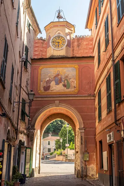 Finalborgo Ιταλία 2021 Όμορφη Αψίδα Διακοσμημένη Πρόσοψη Και Πύργο Ρολογιού — Φωτογραφία Αρχείου