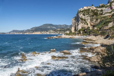 Ventimiglia 'daki güzel Balzi Rossi sahilinde Menton arka planda.