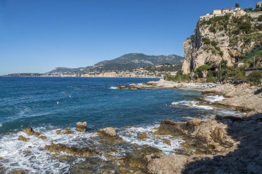 Ventimiglia 'daki güzel Balzi Rossi sahilinde Menton arka planda.