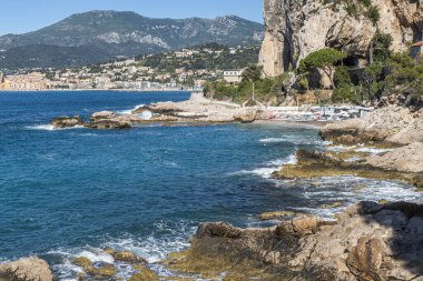 Ventimiglia 'daki güzel Balzi Rossi sahilinde Menton arka planda.