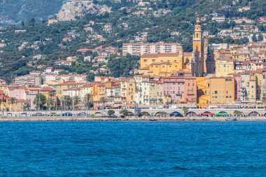 Venentimiglia, İtalya - 07-07-2021: Ventimiglia 'dan Menton' un panoramik görüntüsü