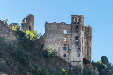 Dolceacqua, İtalya - 06-07-2021: Antik Dolceacqua kalesi