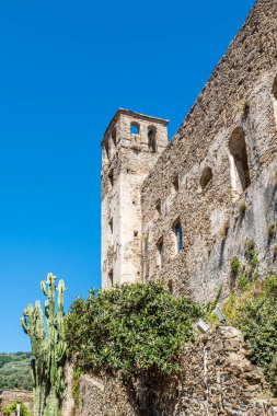 Dolceacqua, İtalya - 06-07-2021: Antik Dolceacqua kalesi