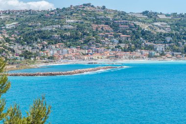 Ospedaletti kıyılarının havadan görünüşü