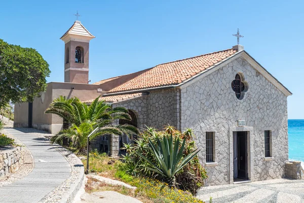 Bordighera 'da deniz kenarında güzel bir kilise.