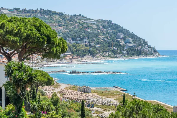 Ospedaletti kıyılarının havadan görünüşü