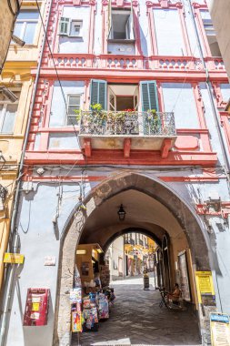 Sanremo, İtalya - 07-07-2021: Sanremo 'nun tarihi merkezinde güzel antik sokaklar