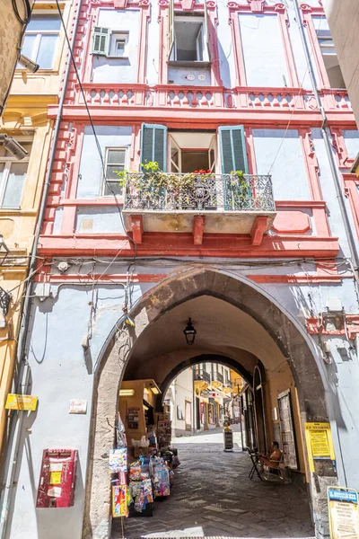 Sanremo, İtalya - 07-07-2021: Sanremo 'nun tarihi merkezinde güzel antik sokaklar