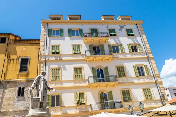 Sanremo, İtalya - 07-07-2021: Sanremo 'nun tarihi merkezinde güzel antik sokaklar