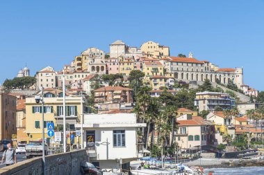 Imperia, İtalya - 04-07-2021: Imperia 'nın tarihi merkezinin manzarası