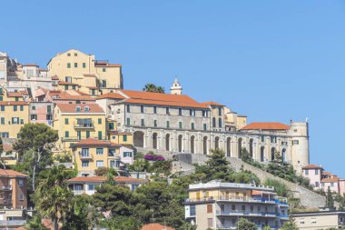 Imperia, İtalya - 04-07-2021: Imperia 'nın tarihi merkezinin manzarası