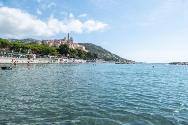 Cervo, İtalya - 04-07-2021: Cervo 'nun güzel plajının manzarası