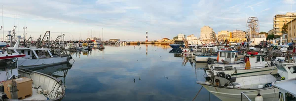 Cattolica Italy 2021 Port Cattolica Boats Lighthouse Reflecting Water Sunset — 스톡 사진