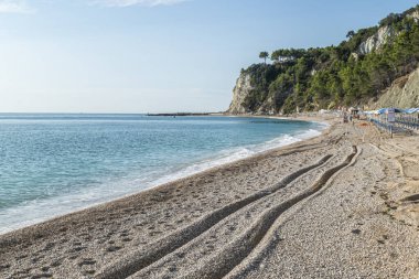 Sirolo, İtalya - 09-02-2021: Sirolo 'daki San Michele' nin güzel plajı