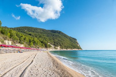 Sirolo, İtalya - 09-02-2021: Sirolo 'daki San Michele' nin güzel plajı