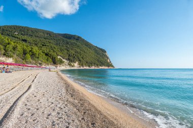 Sirolo, İtalya - 09-02-2021: Sirolo 'daki San Michele' nin güzel plajı