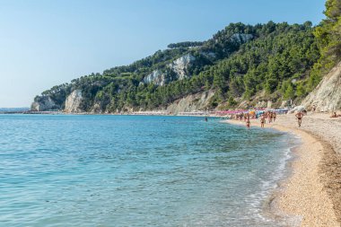 Sirolo, İtalya - 09-02-2021: Sirolo 'daki San Michele' nin güzel plajı