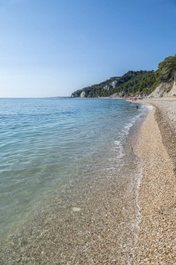 Sirolo 'daki San Michele' nin güzel plajında mavi su var.