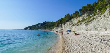 Sirolo, İtalya - 09-02-2021: Sirolo 'daki güzel San Michele plajının ekstra geniş manzarası