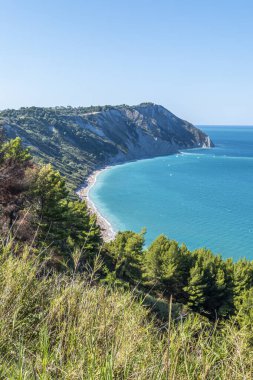 Ancona 'daki Mezzavalle' nin güzel plajının hava manzarası.