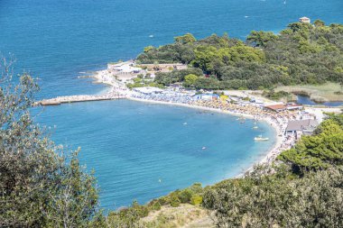 Portonovo 'nun güzel plajının hava manzarası. 