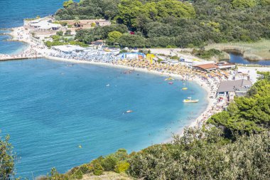 Portonovo 'nun güzel plajının hava manzarası. 
