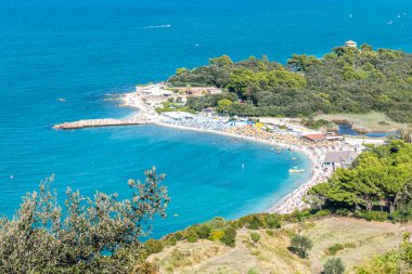 Portonovo 'nun güzel plajının hava manzarası. 