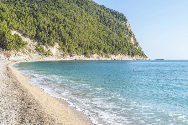 Sirolo 'daki San Michele' nin güzel plajında mavi su var.