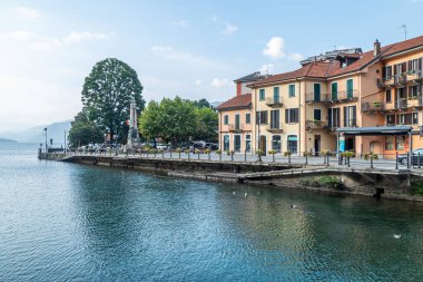 Omegna, İtalya - 09-13-2021: Omegna Gölü 'ndeki gezinti alanı