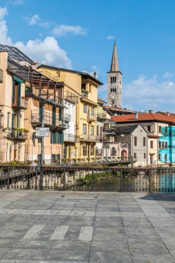 Omegna, İtalya - 09-13-2021: Omegna 'nın tarihi merkezi nehir kenarındaki güzel binalar
