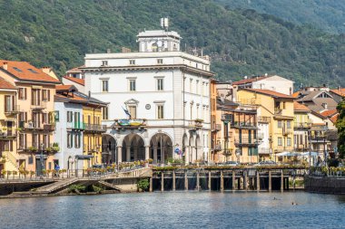 Omegna, İtalya - 09-13-2021: Orta Göl 'e yansıyan muhteşem binaları olan güzel Omegna