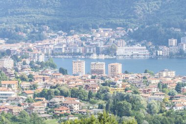 Orta Gölü üzerindeki Omegna 'nın havadan görünüşü