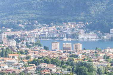 Orta Gölü üzerindeki Omegna 'nın havadan görünüşü