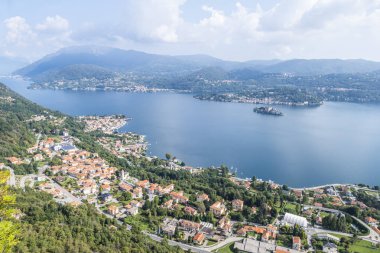San Giulio Adası ile Orta Gölü 'nün havadan görünüşü
